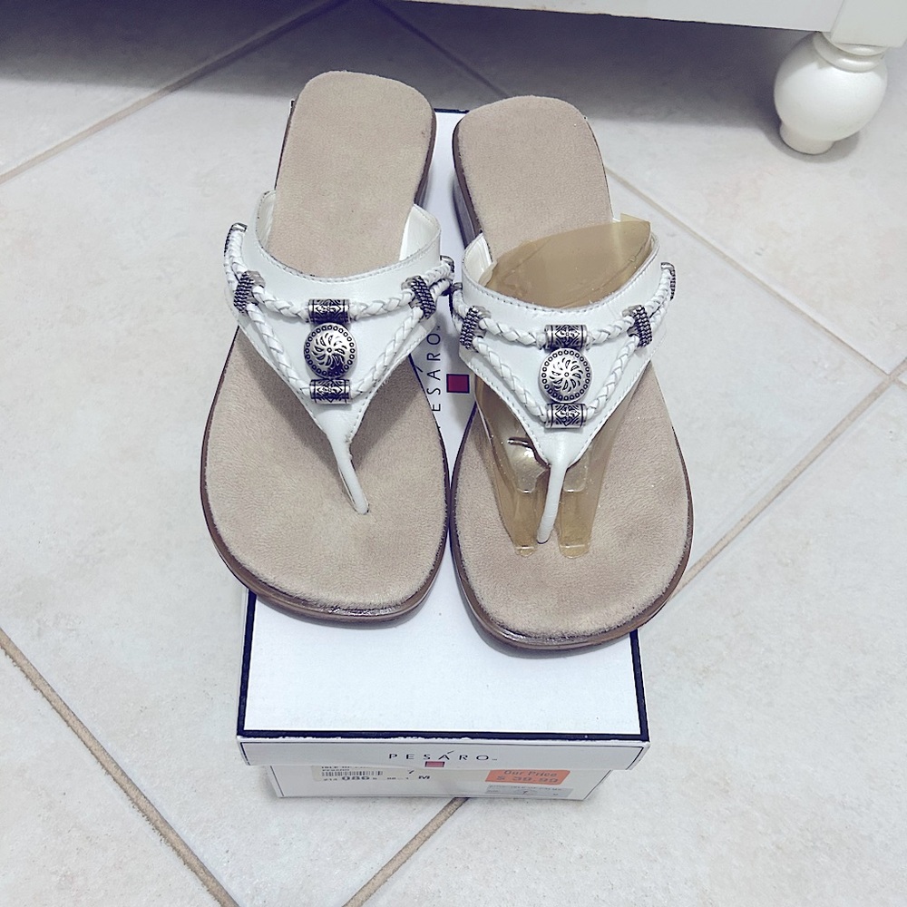 Like New- Pasro White top and Tan bottom Women's Sandals